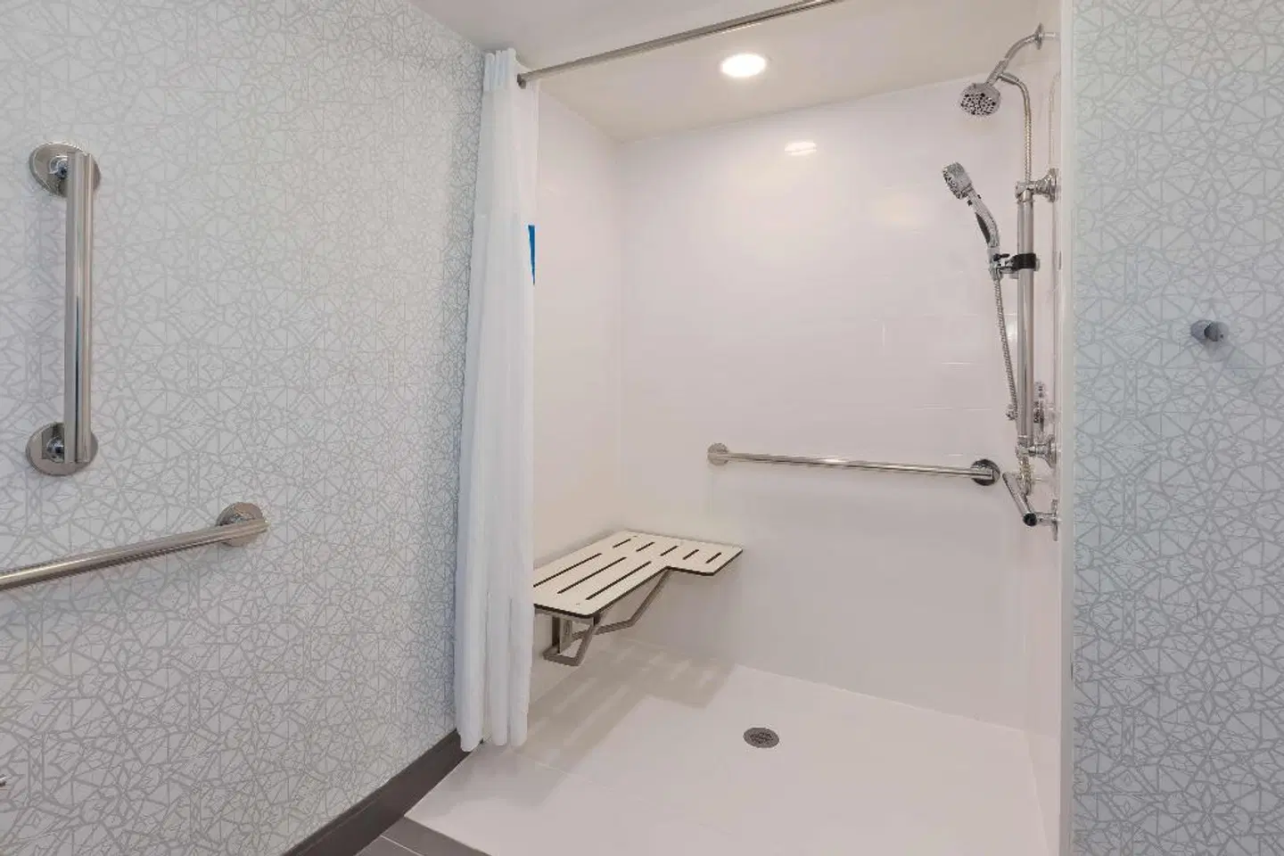 Hampton Inn Traverse City Badezimmer