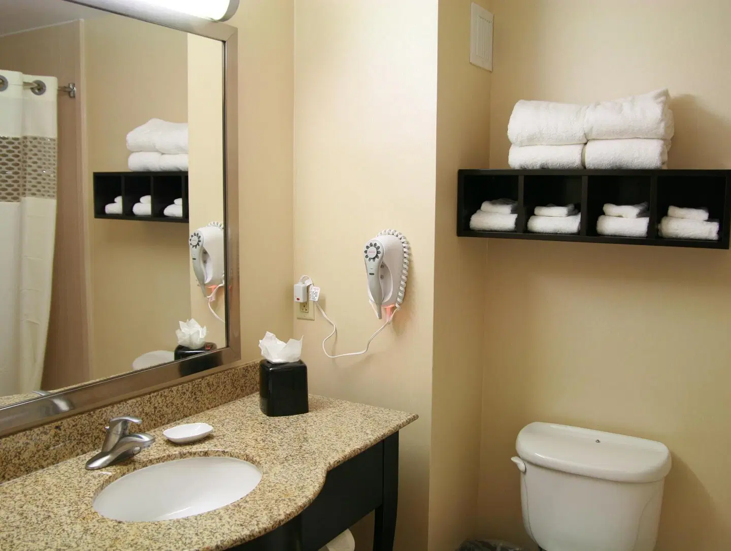 Hampton Inn Topeka Badezimmer
