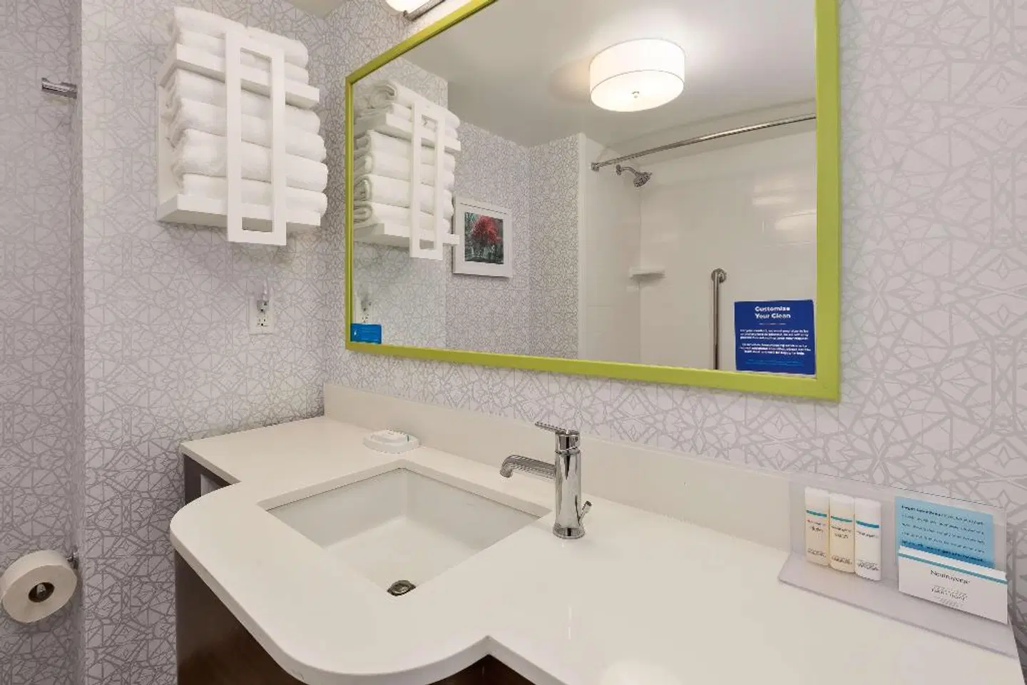 Hampton Inn Traverse City Badezimmer