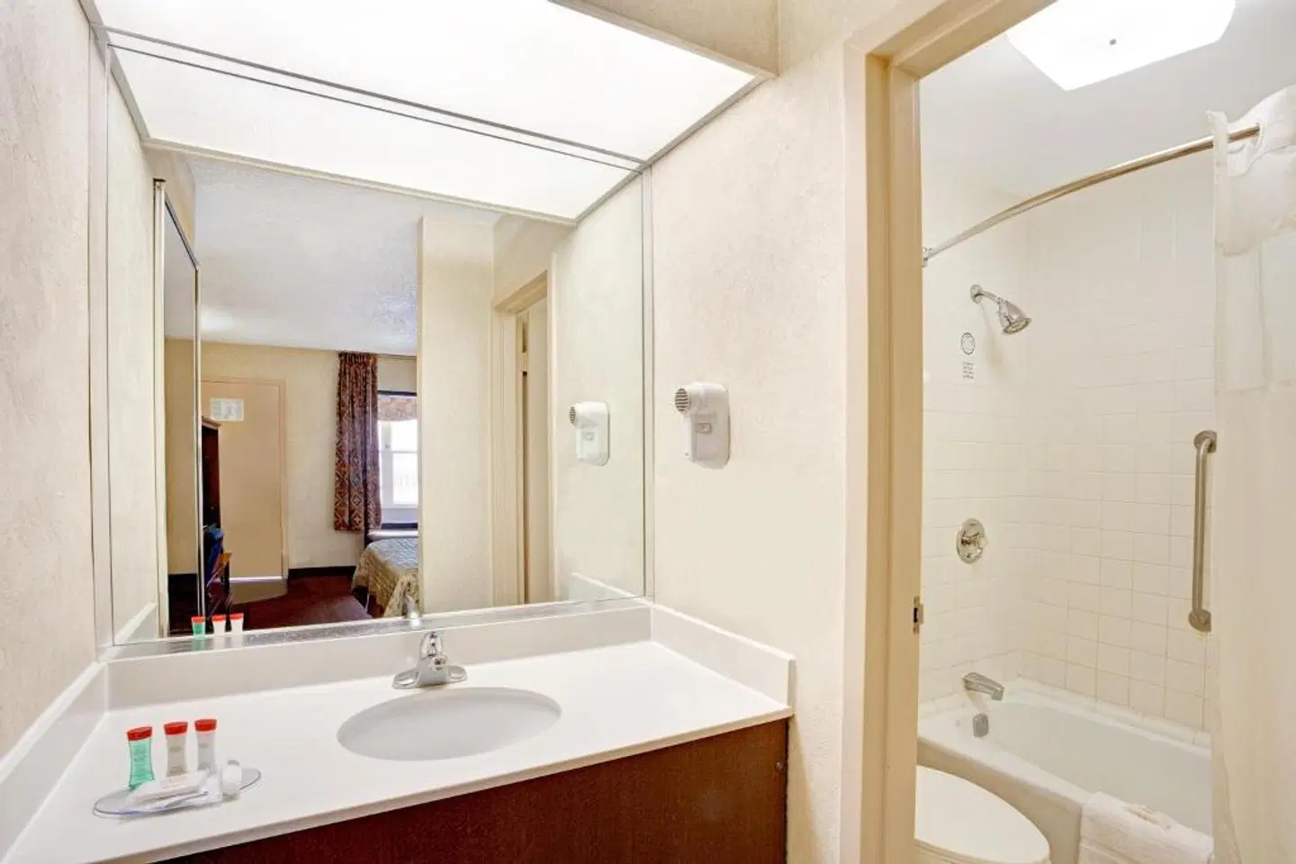 Ramada by Wyndham West Memphis Badezimmer