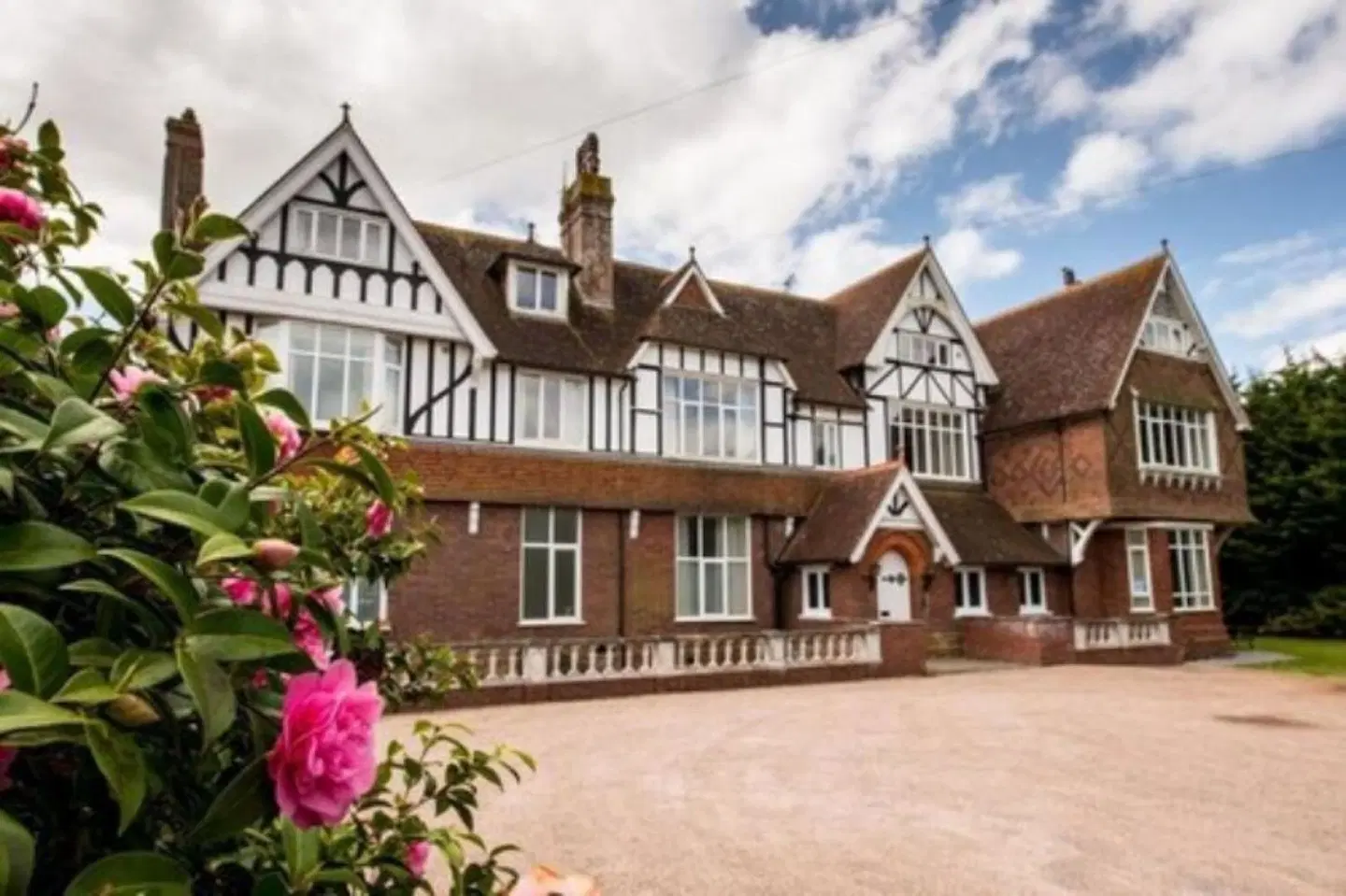 The Grange Court Hotel EXTERIOR