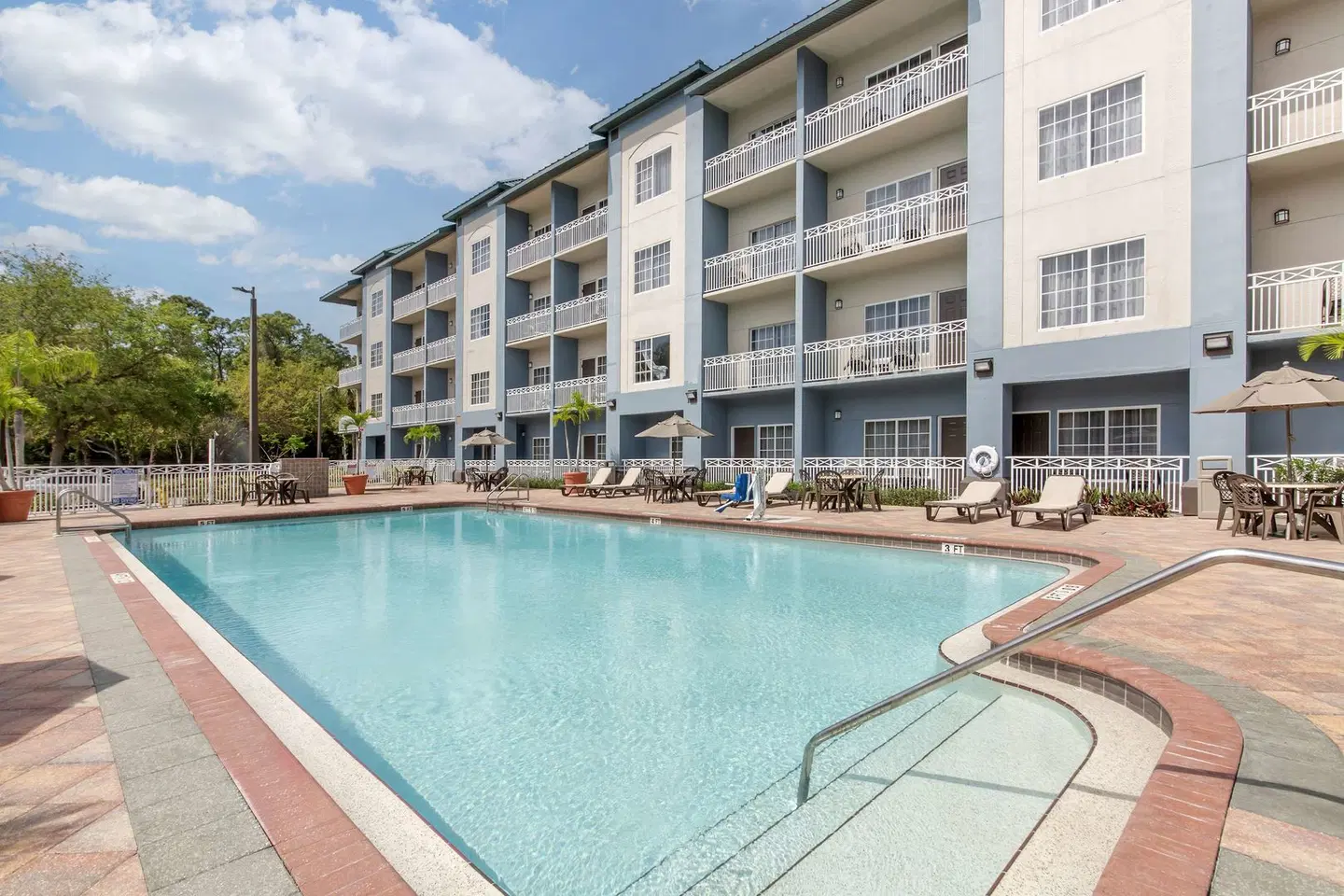 Best Western Naples Plaza OUTDOOR_POOL