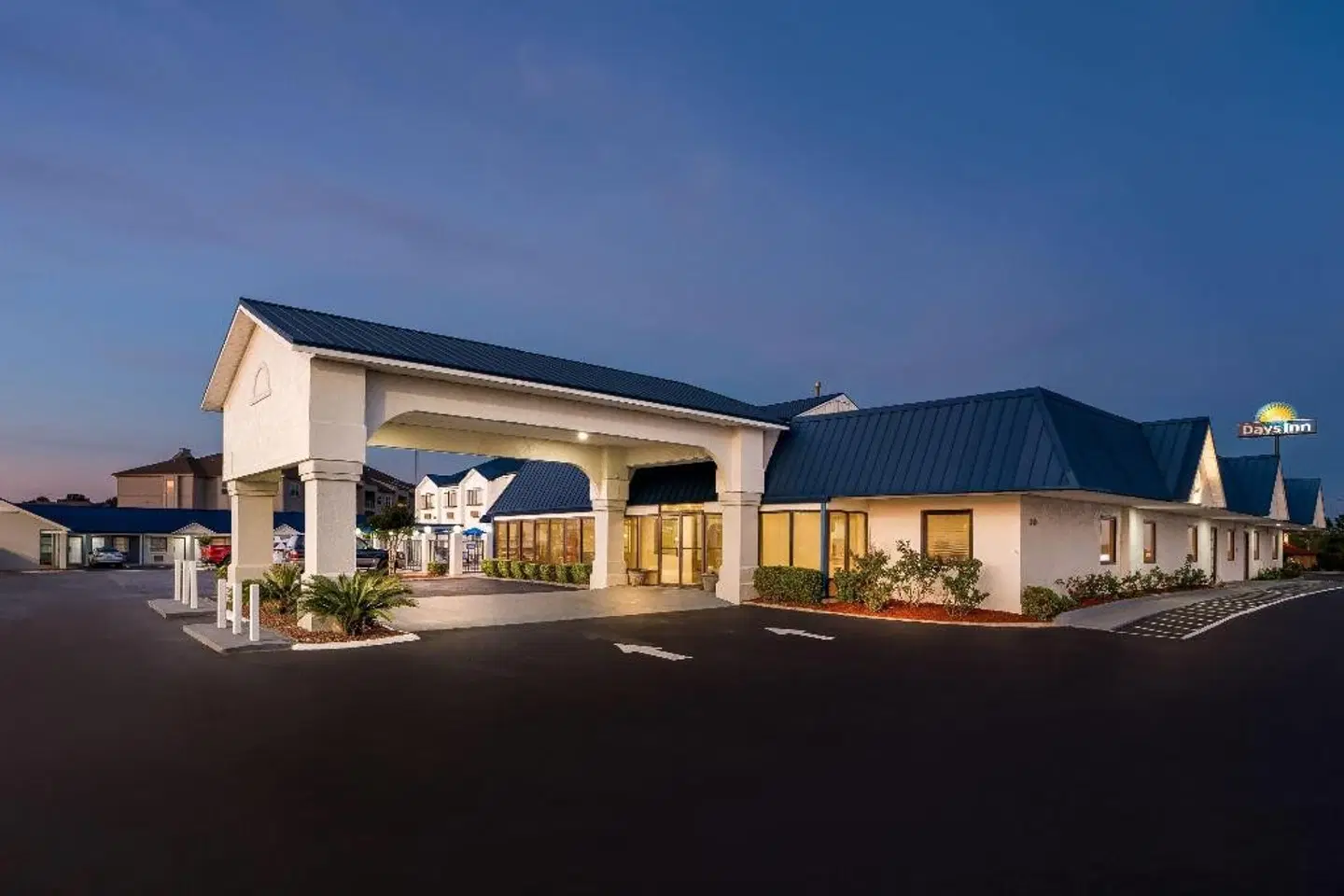 Days Inn by Wyndham Troy EXTERIOR