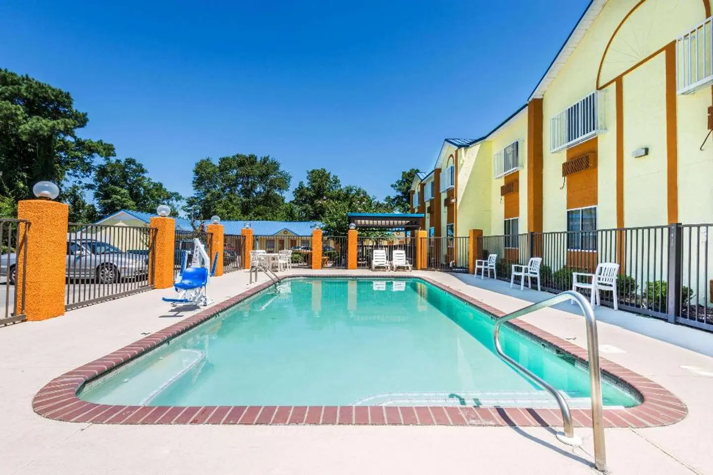 Days Inn by Wyndham Troy OUTDOOR_POOL