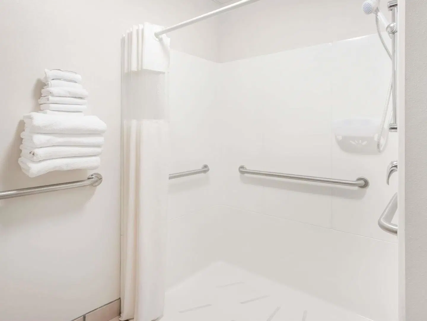 Days Inn & Suites by Wyndham Madison Badezimmer
