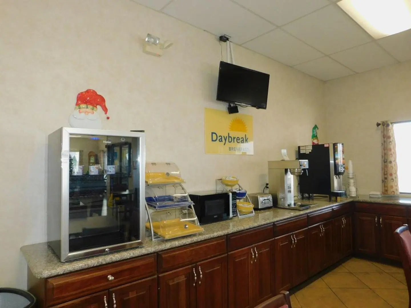 Days Inn by Wyndham Huntington Bar