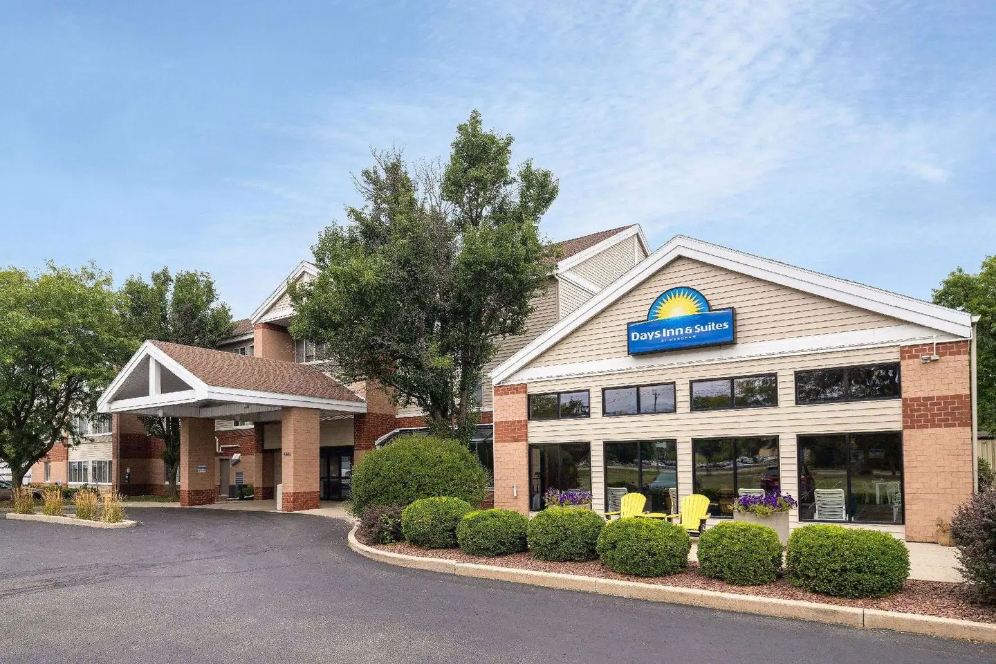 Days Inn & Suites by Wyndham Madison EXTERIOR