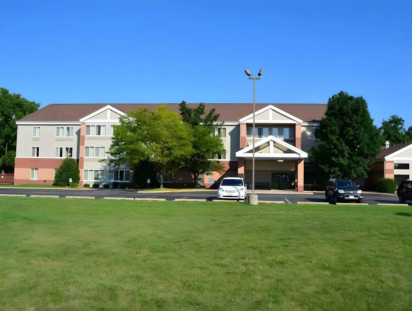 Days Inn & Suites by Wyndham Madison EXTERIOR
