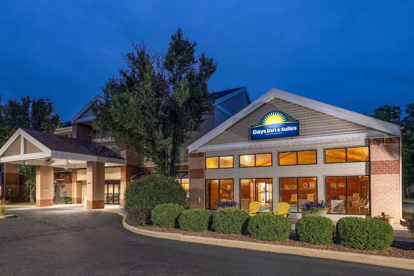 Days Inn & Suites by Wyndham Madison EXTERIOR