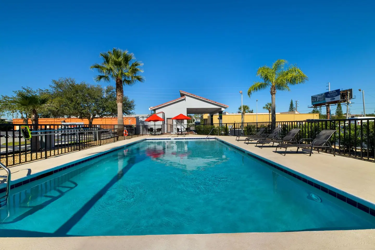 Days Inn Clermont Theme Park West OUTDOOR_POOL