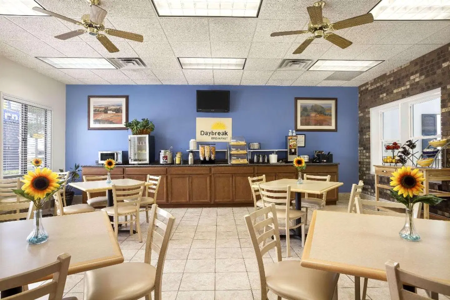 Days Inn by Wyndham Oglesby/ Starved Rock Bar