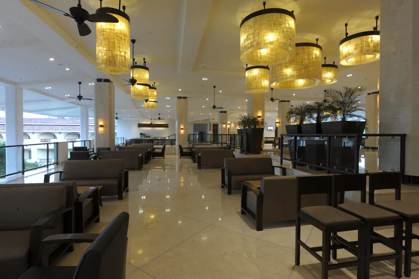 Holiday Inn Resort Goa by IHG Bar