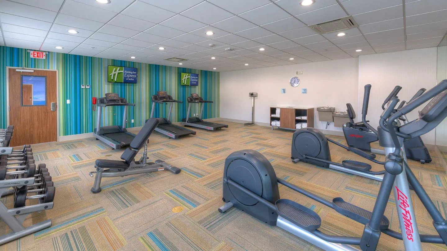 Holiday Inn Express & Suites Tulsa Midtown by IHG SPORTS_AND_LEISURE
