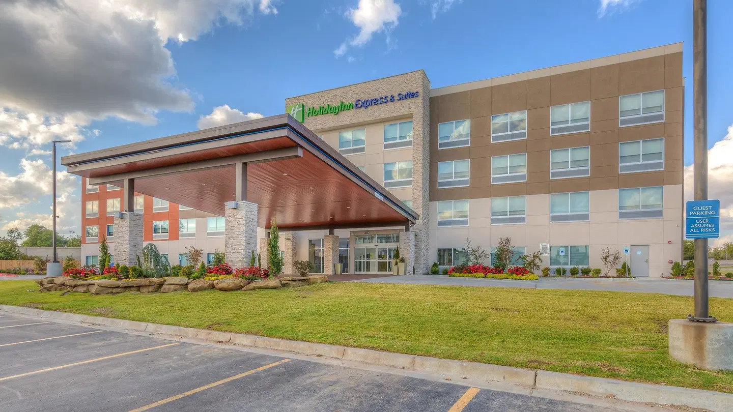 Holiday Inn Express & Suites Tulsa Midtown by IHG EXTERIOR