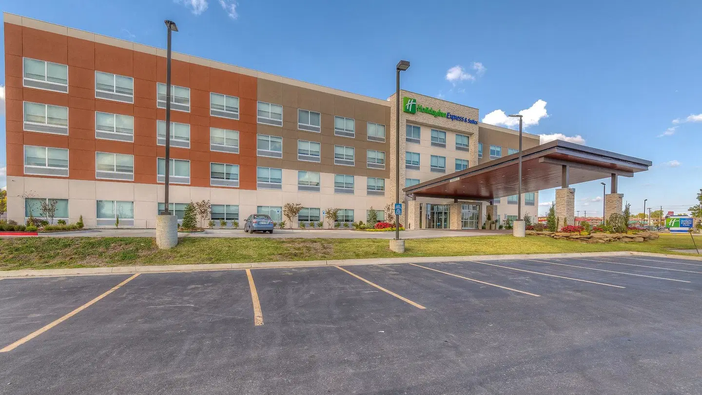 Holiday Inn Express & Suites Tulsa Midtown by IHG EXTERIOR