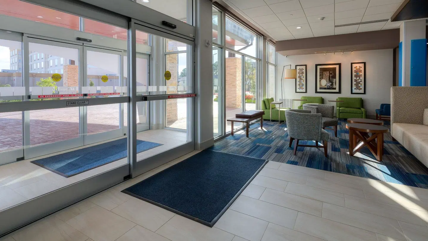 Holiday Inn Express & Suites Tulsa Midtown by IHG LOUNGE_LOBBY