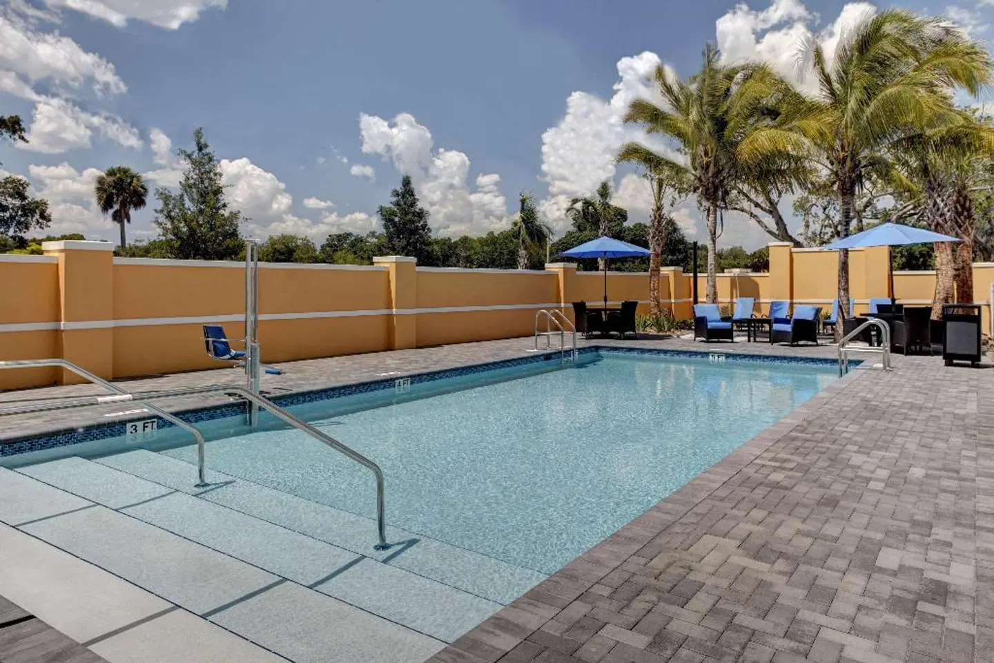 Hampton Inn & Suites Vero Beach Downtown OUTDOOR_POOL