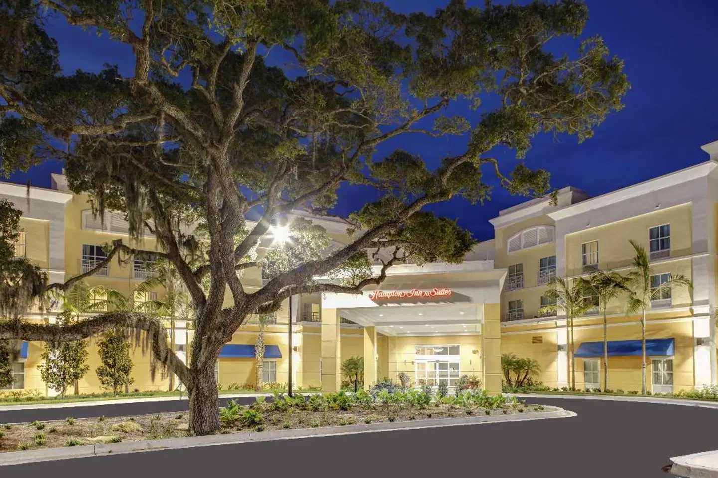 Hampton Inn & Suites Vero Beach Downtown EXTERIOR