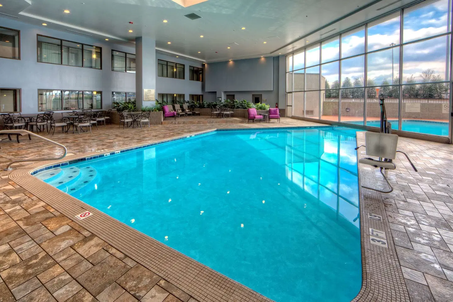 DoubleTree by Hilton Decatur Riverfront Hallenbad
