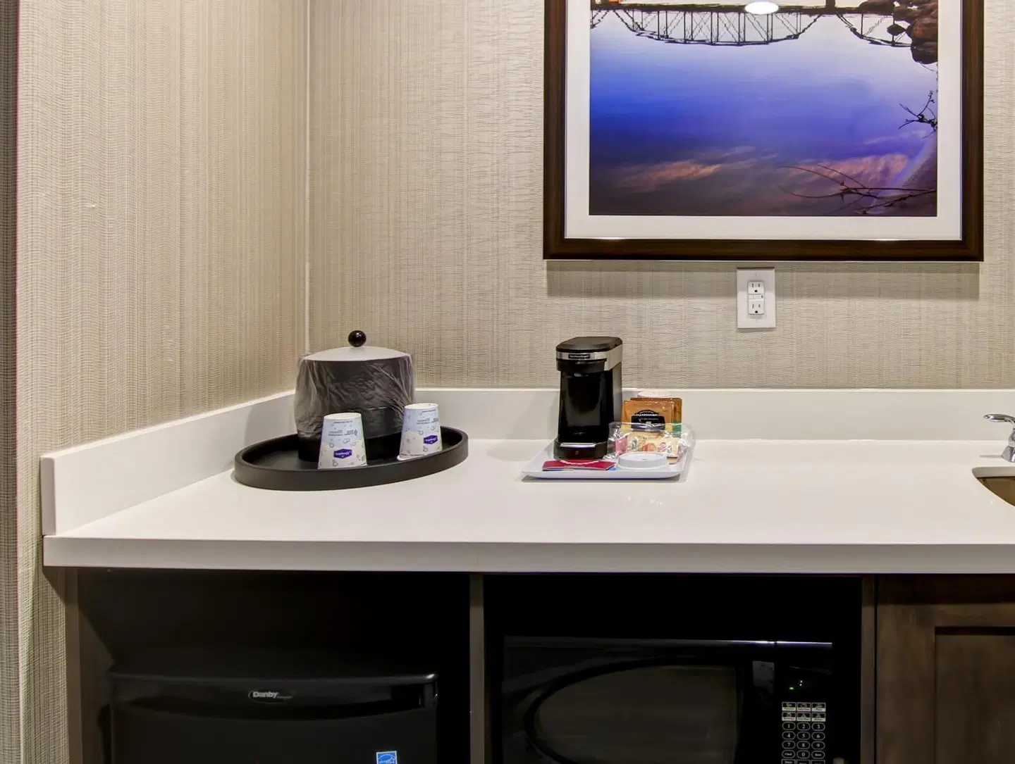 Hampton Inn & Suites by Hilton Saskatoon Airport ROOM_EXAMPLE