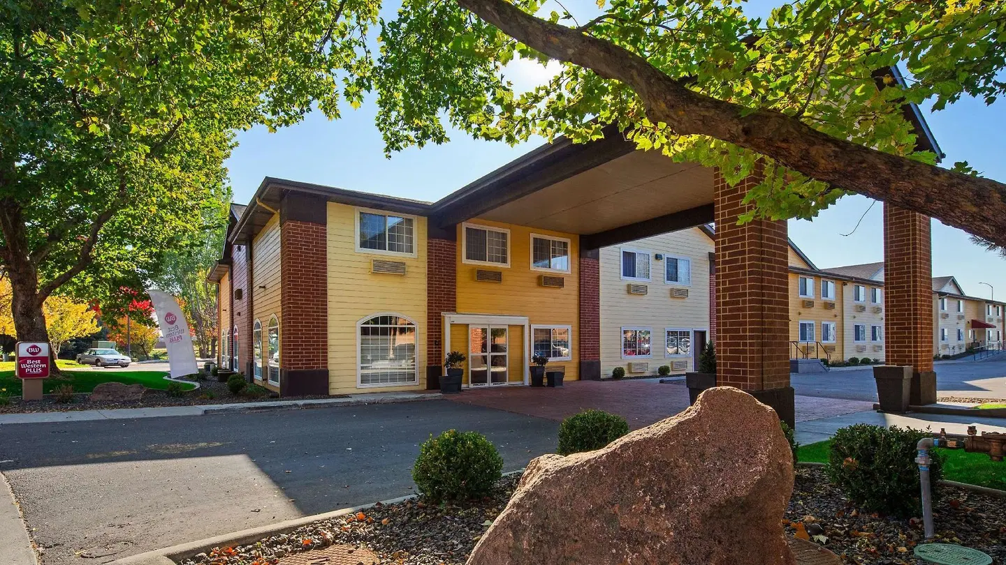 Best Western Plus Meridian EXTERIOR