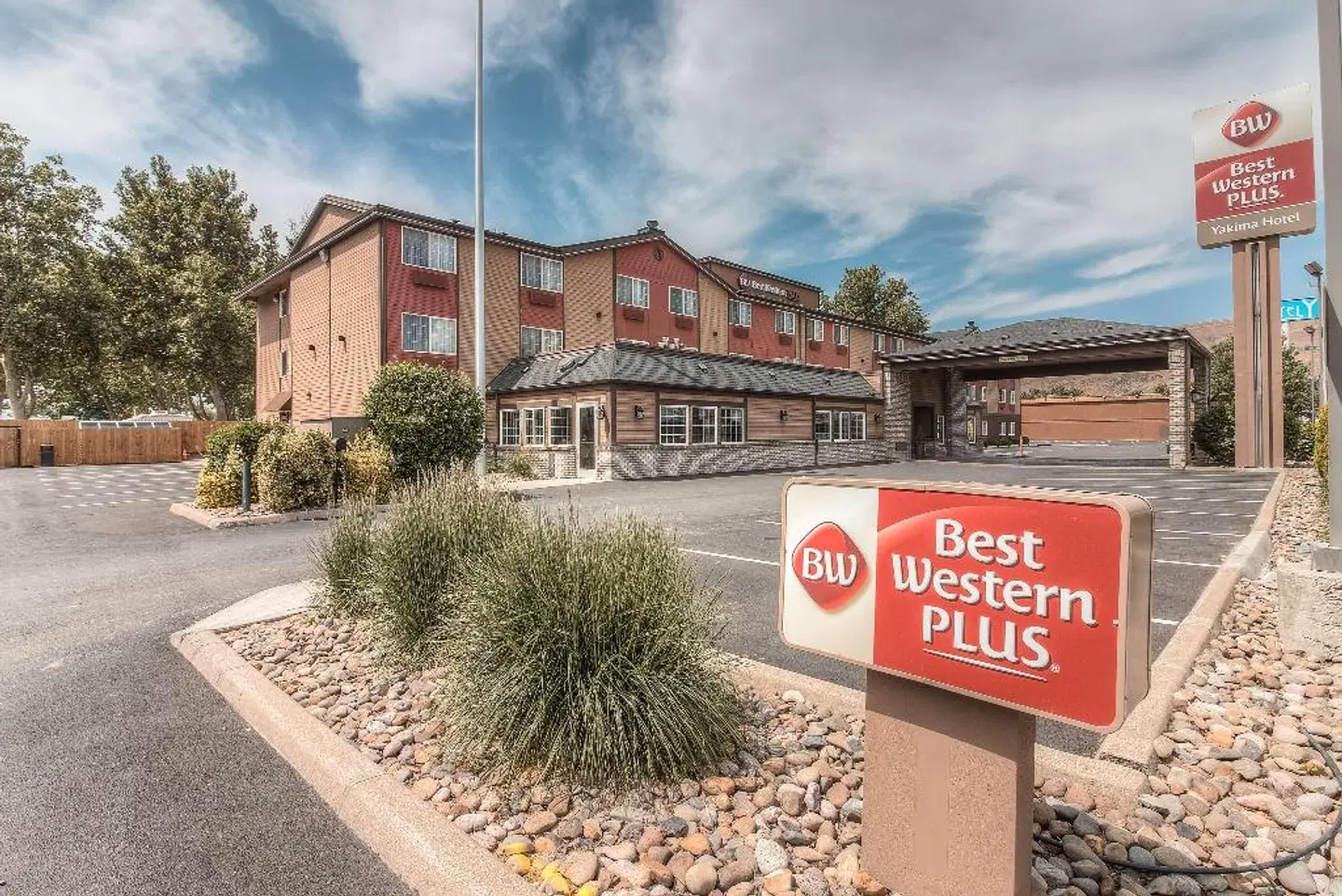Best Western PLUS Lincoln Inn EXTERIOR