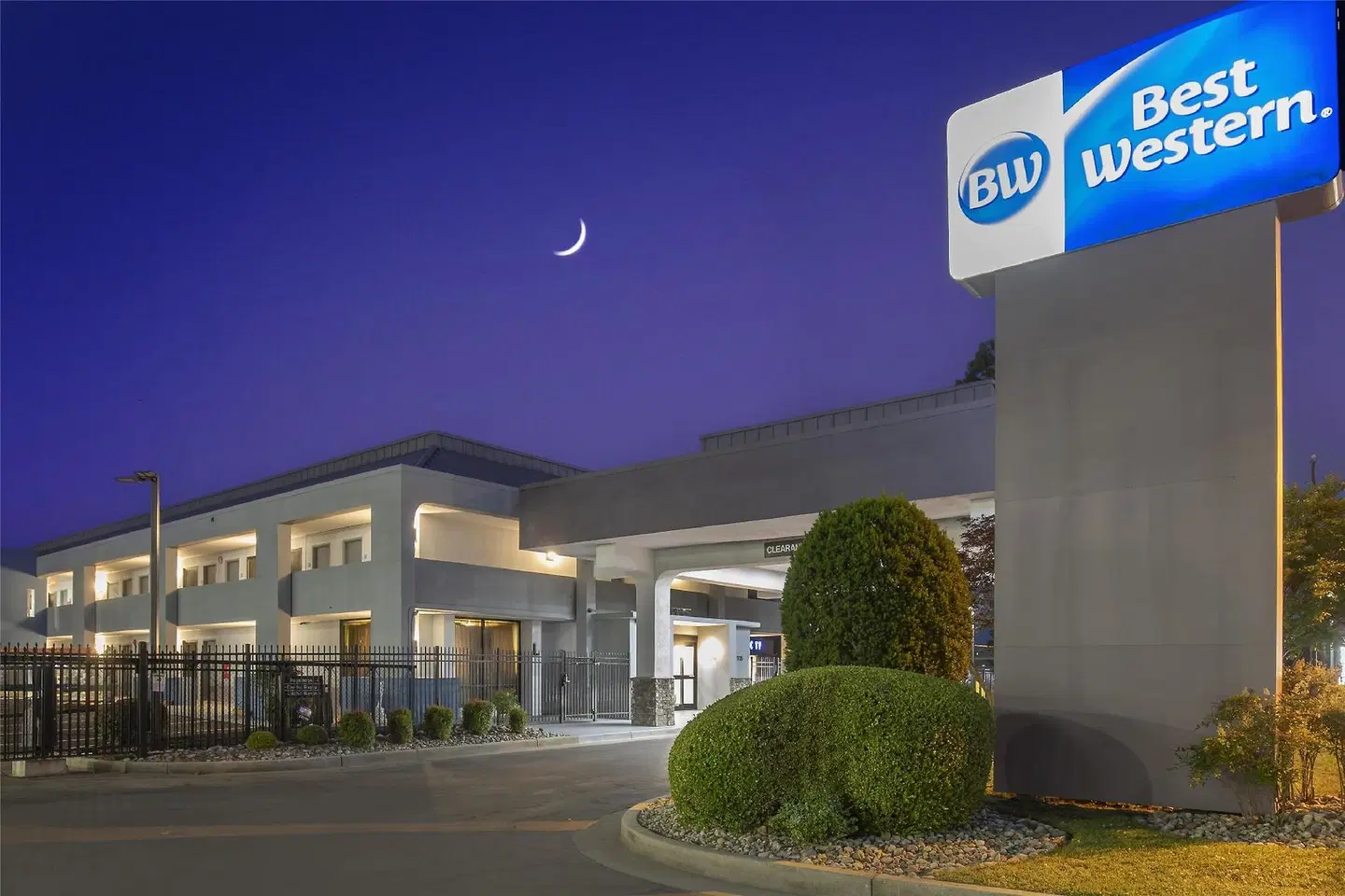 Best Western Salisbury Plaza EXTERIOR