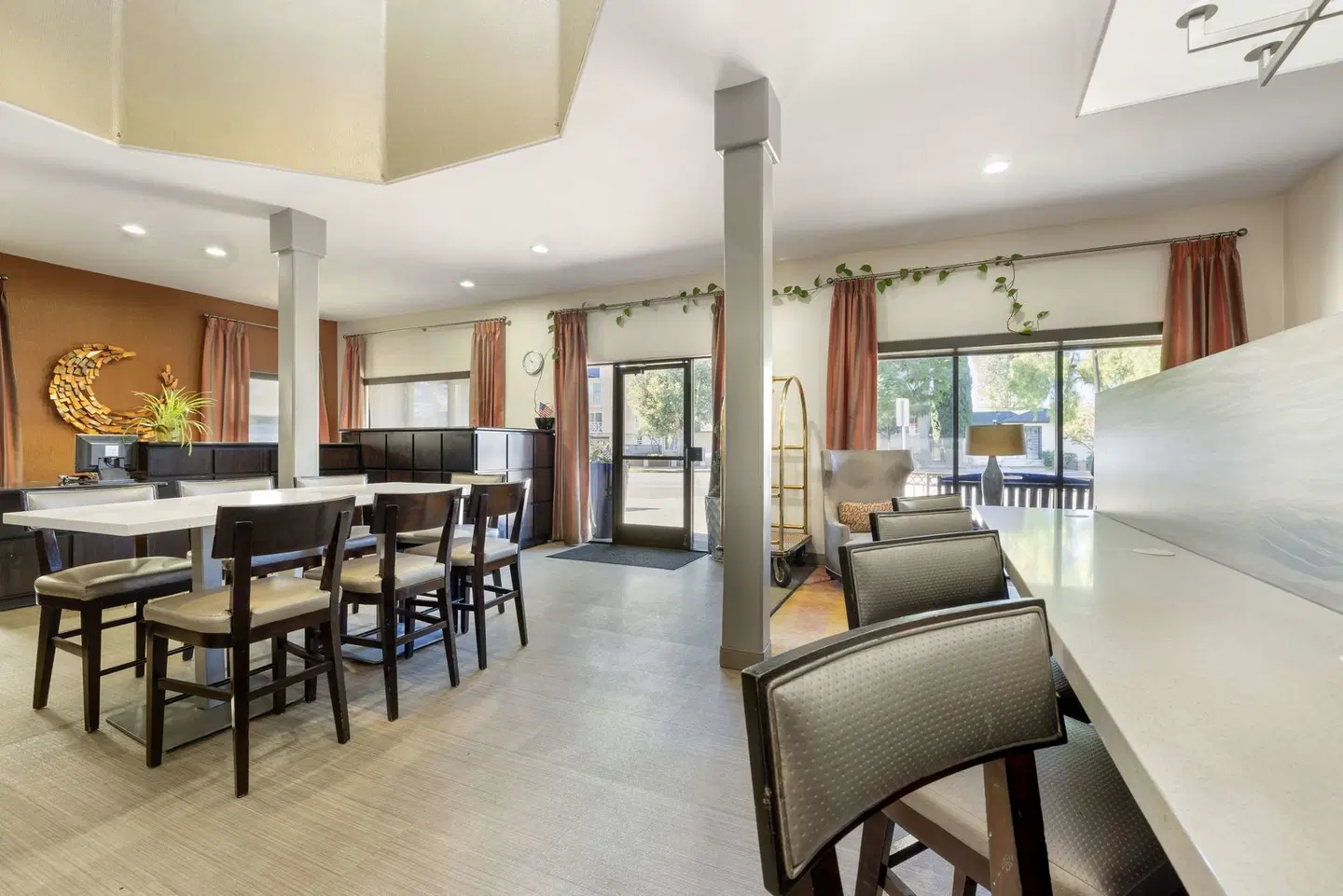 Best Western Royal Palace Inn & Suites Bar