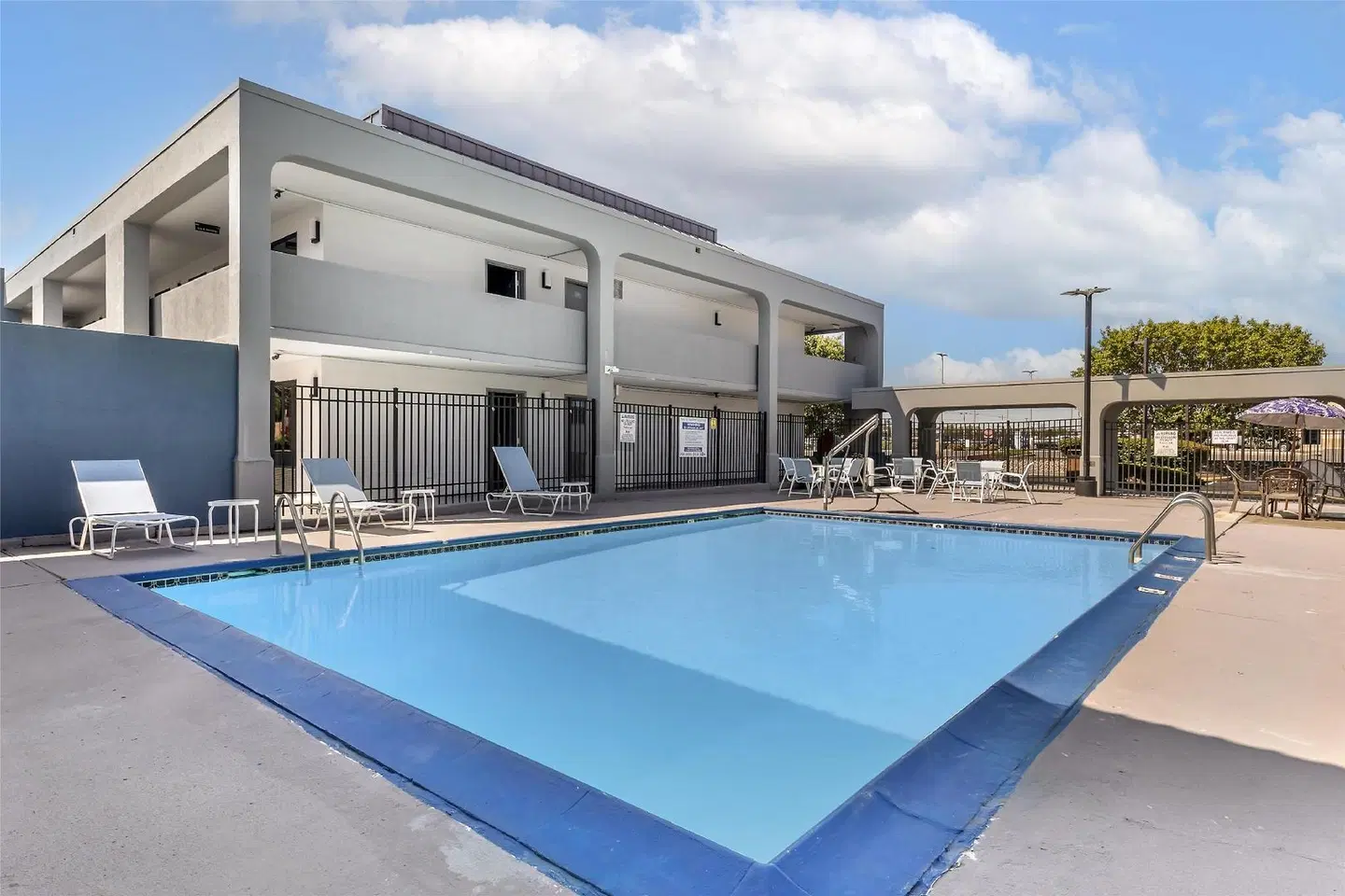Best Western Salisbury Plaza OUTDOOR_POOL