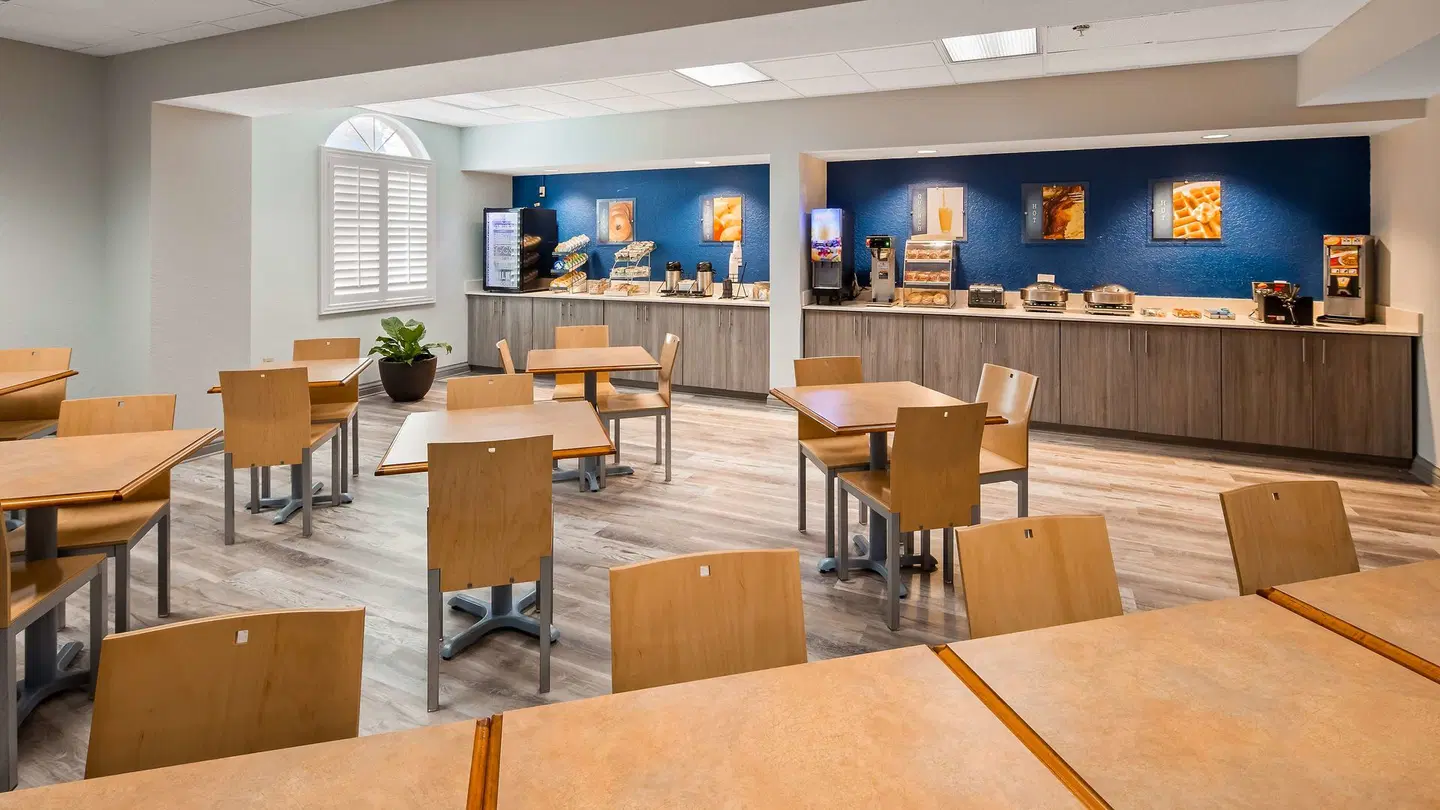 Best Western Tampa Bar