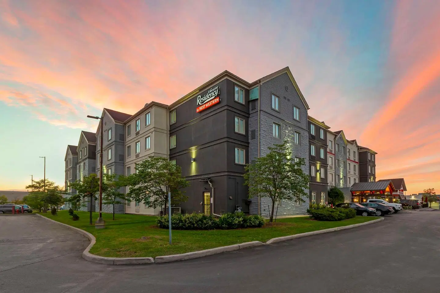 Executive Residency by Best Western Toronto-Mississauga EXTERIOR
