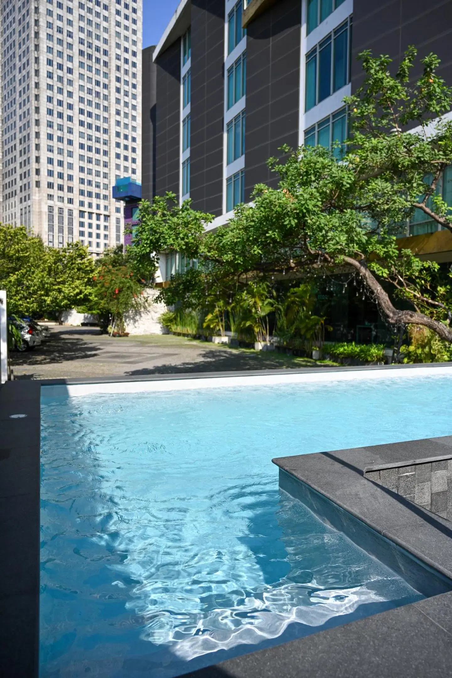 Maduzi OUTDOOR_POOL