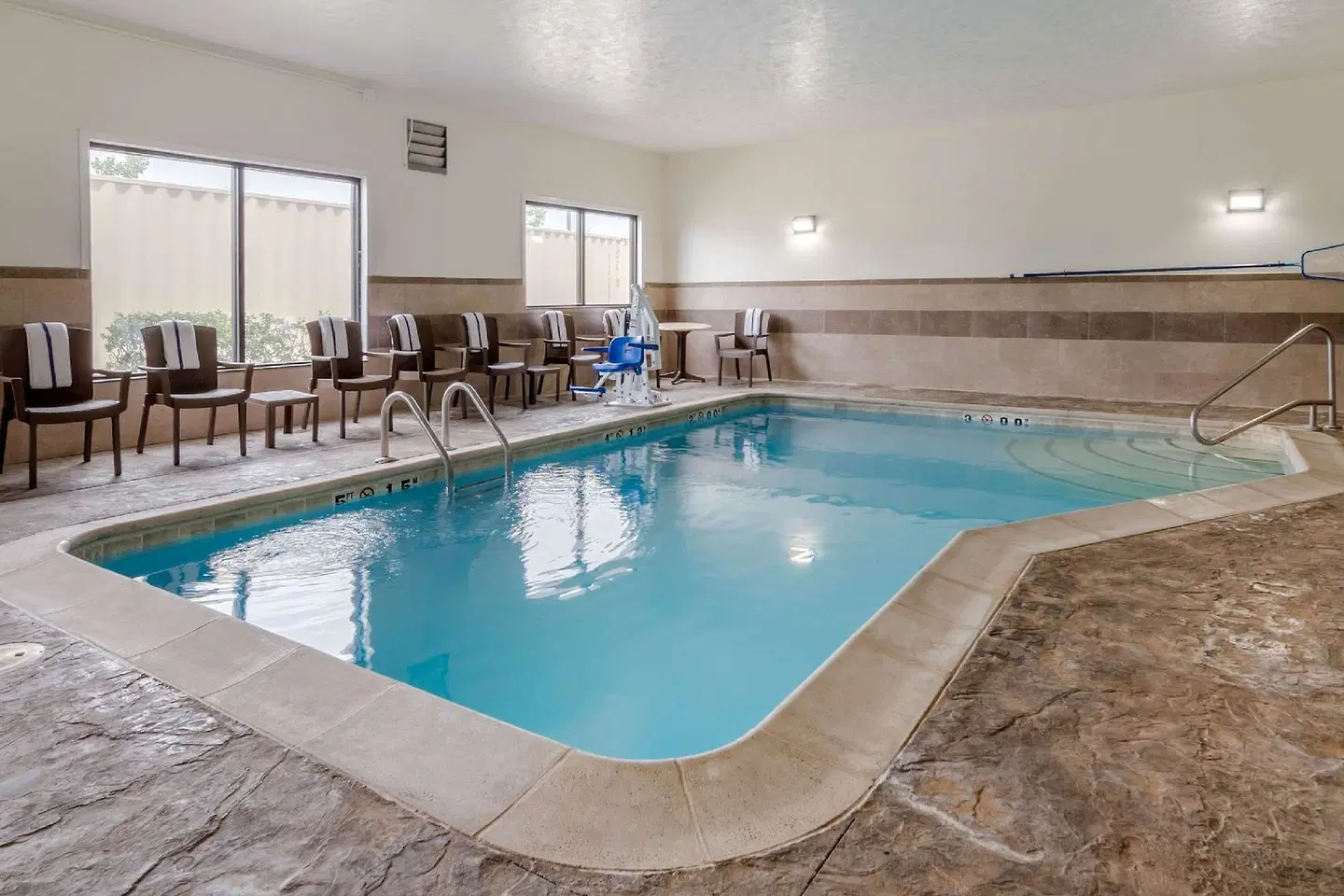 Comfort Suites Speedway - Kansas City Hallenbad