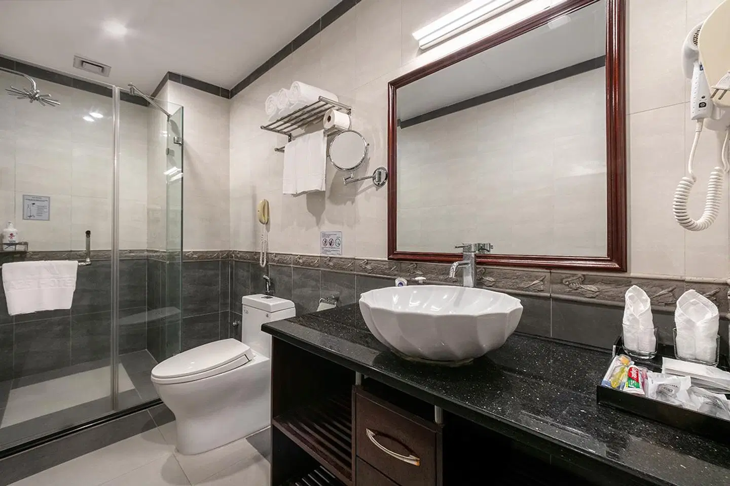 Rosaliza Hotel Hanoi Badezimmer