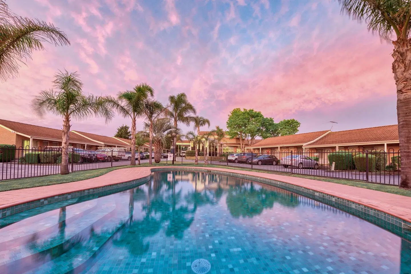Best Western Airport Motel & Convention Centre OUTDOOR_POOL