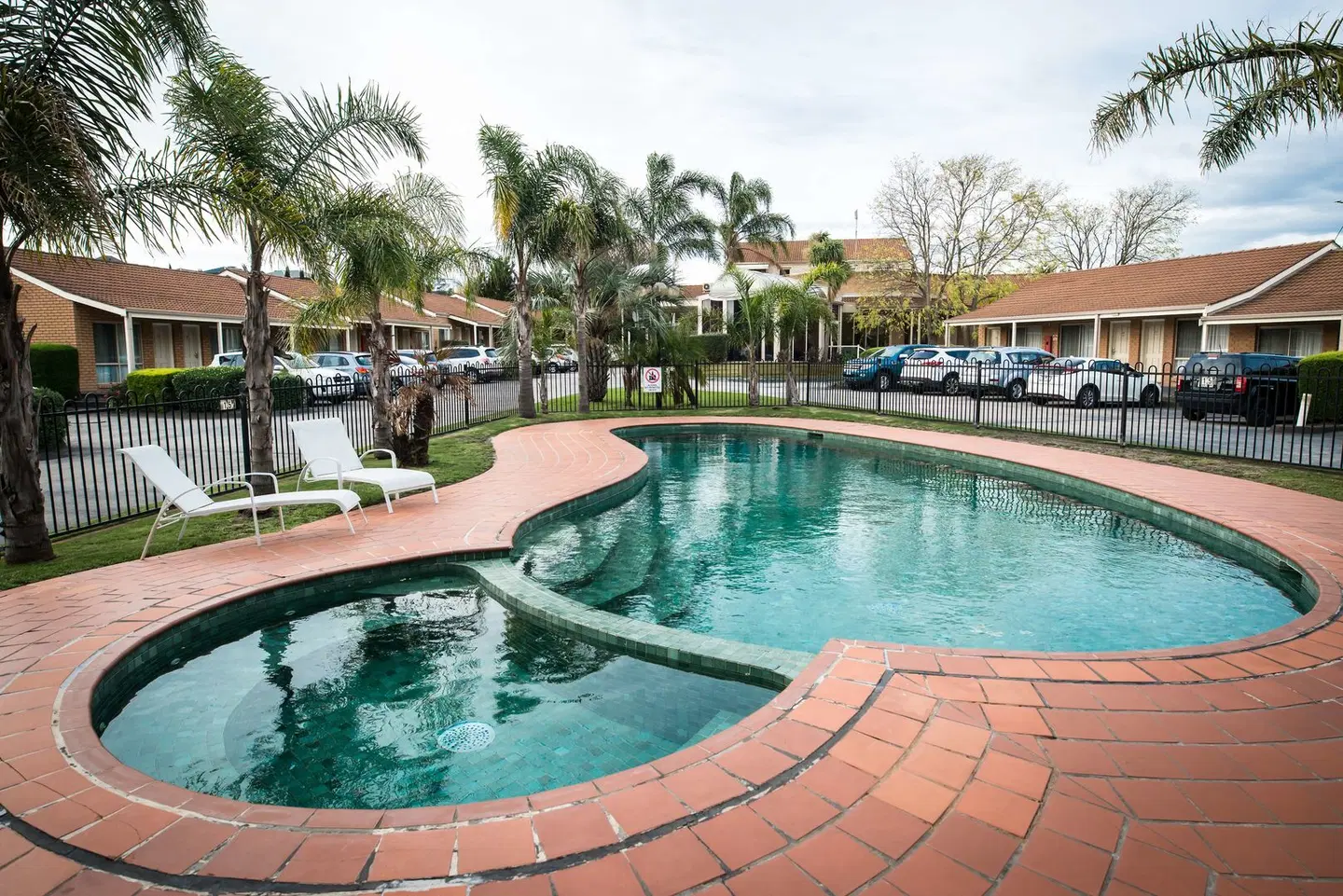 Best Western Airport Motel & Convention Centre OUTDOOR_POOL