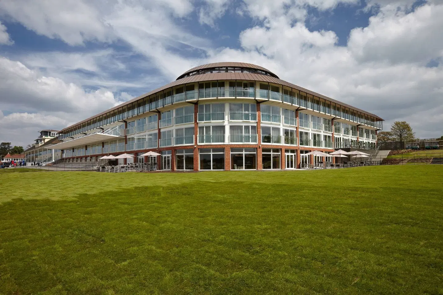 Lingfield Park Marriott Hotel & Country Club EXTERIOR