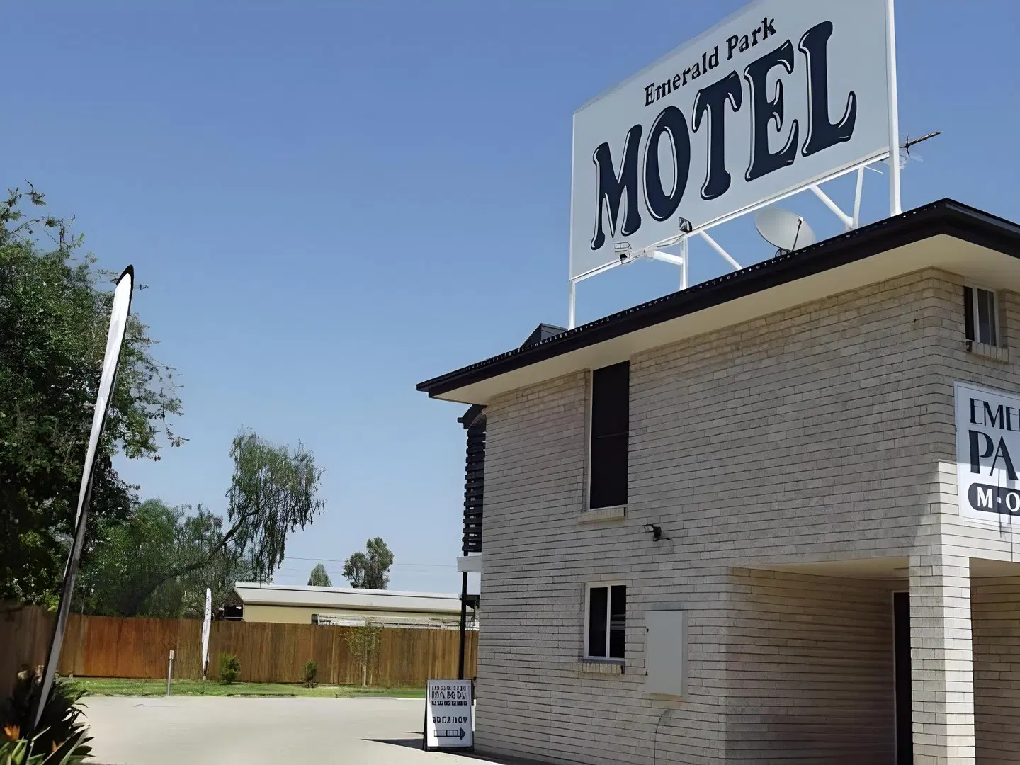 Emerald Park Motel EXTERIOR