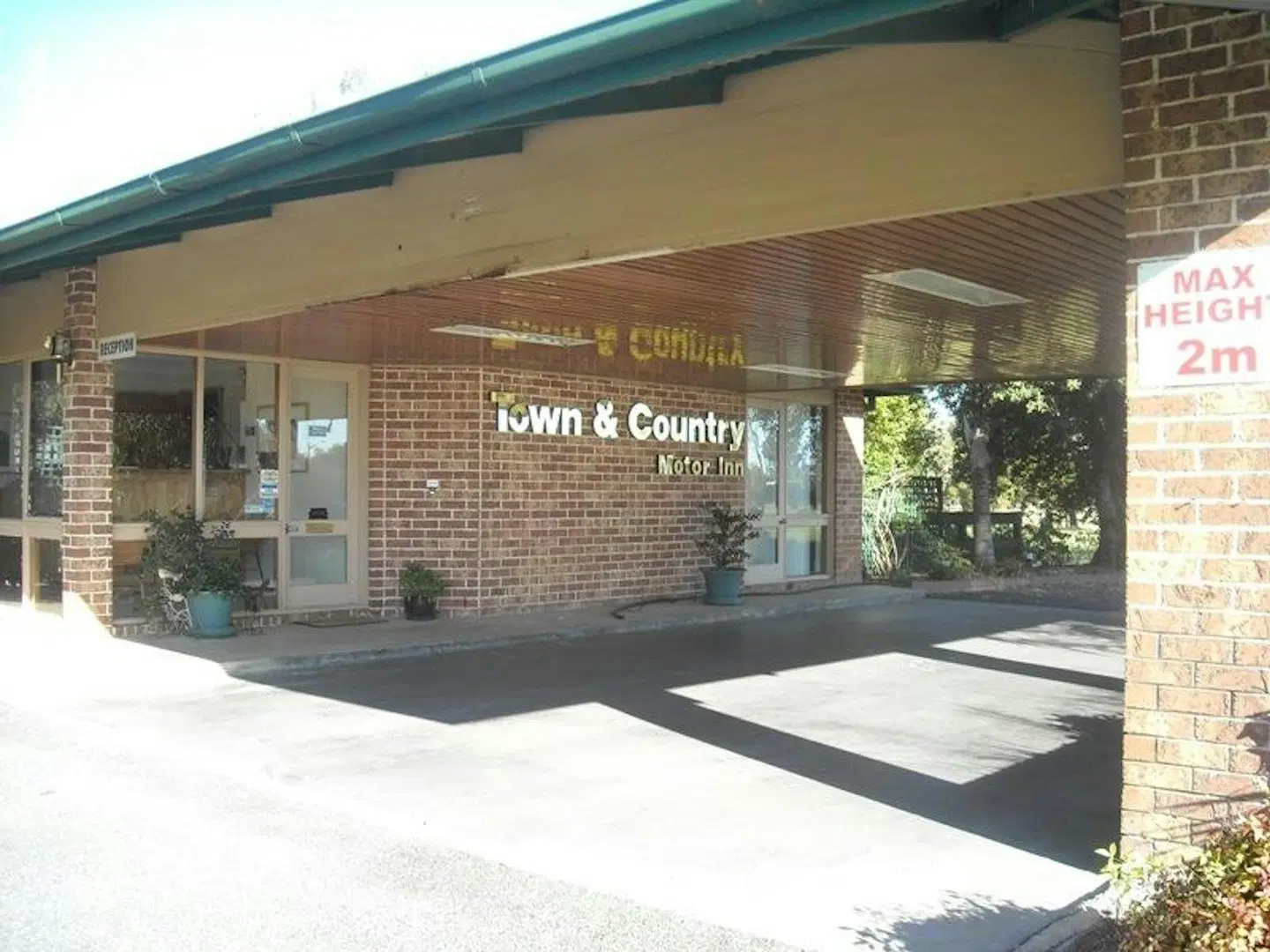 Town & Country Motor Inn EXTERIOR