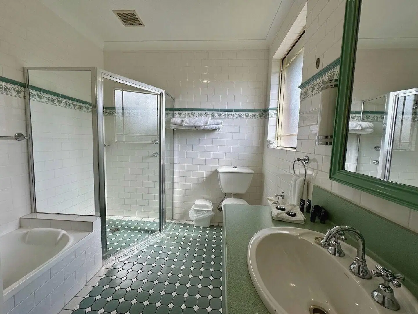Young Federation Motor Inn Badezimmer