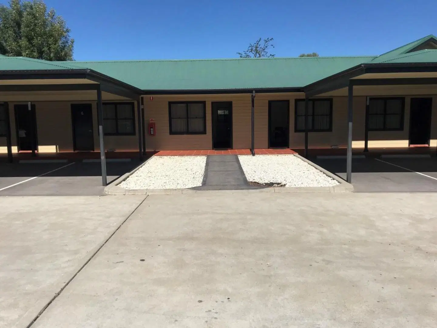 The Grapevine Motel EXTERIOR