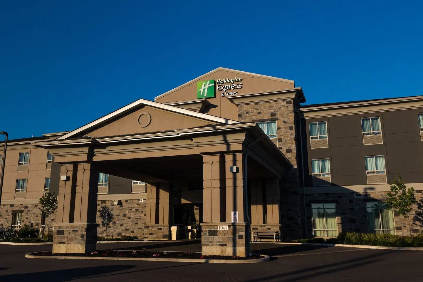Holiday Inn Express & Suites Thunder Bay by IHG EXTERIOR