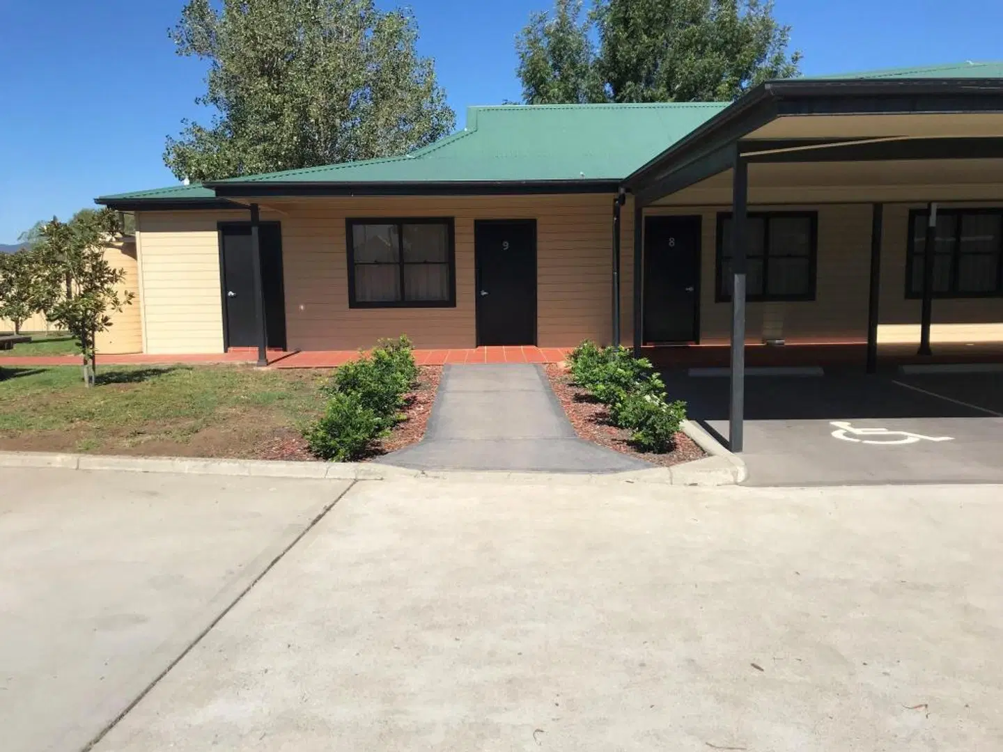 The Grapevine Motel EXTERIOR