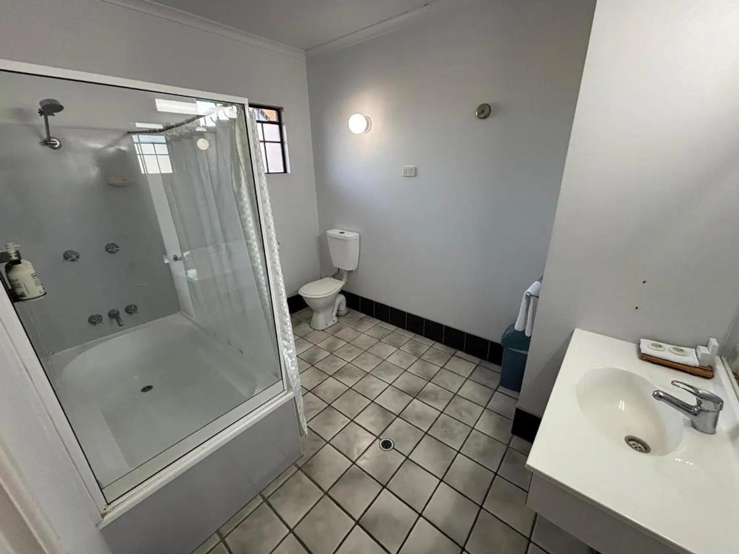 Shakespeare International Motel Badezimmer