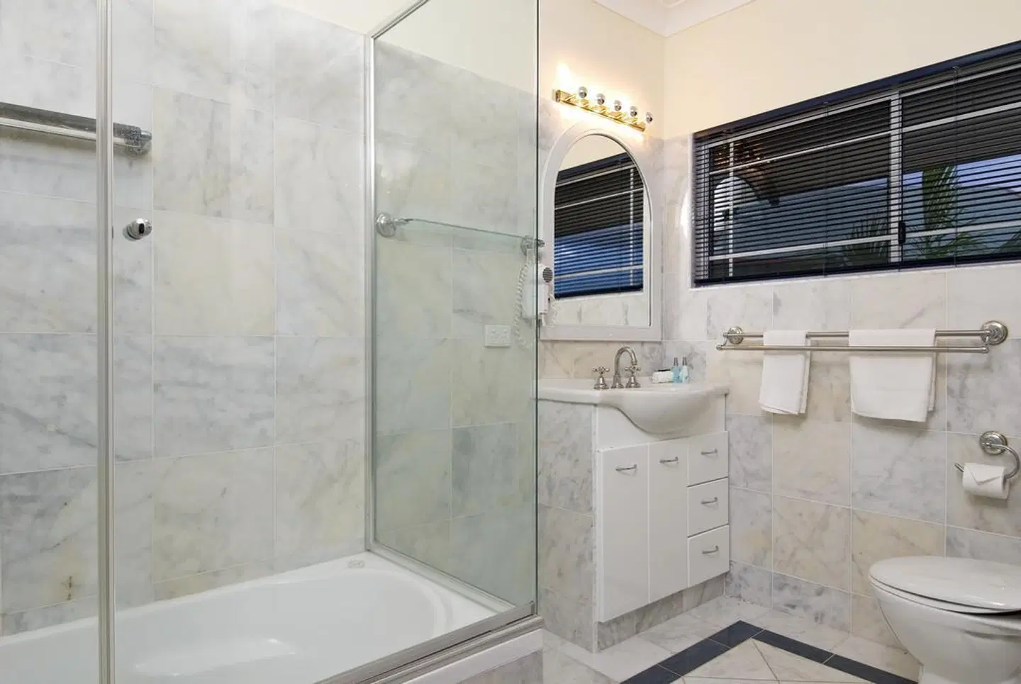 Tinaroo Lake Resort Badezimmer