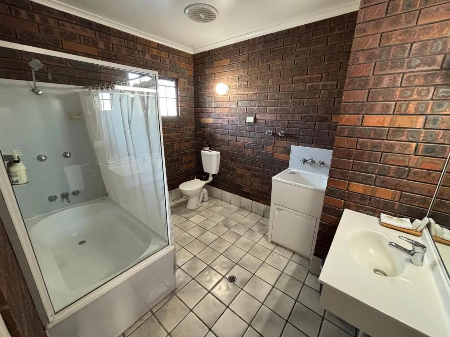Shakespeare International Motel Badezimmer