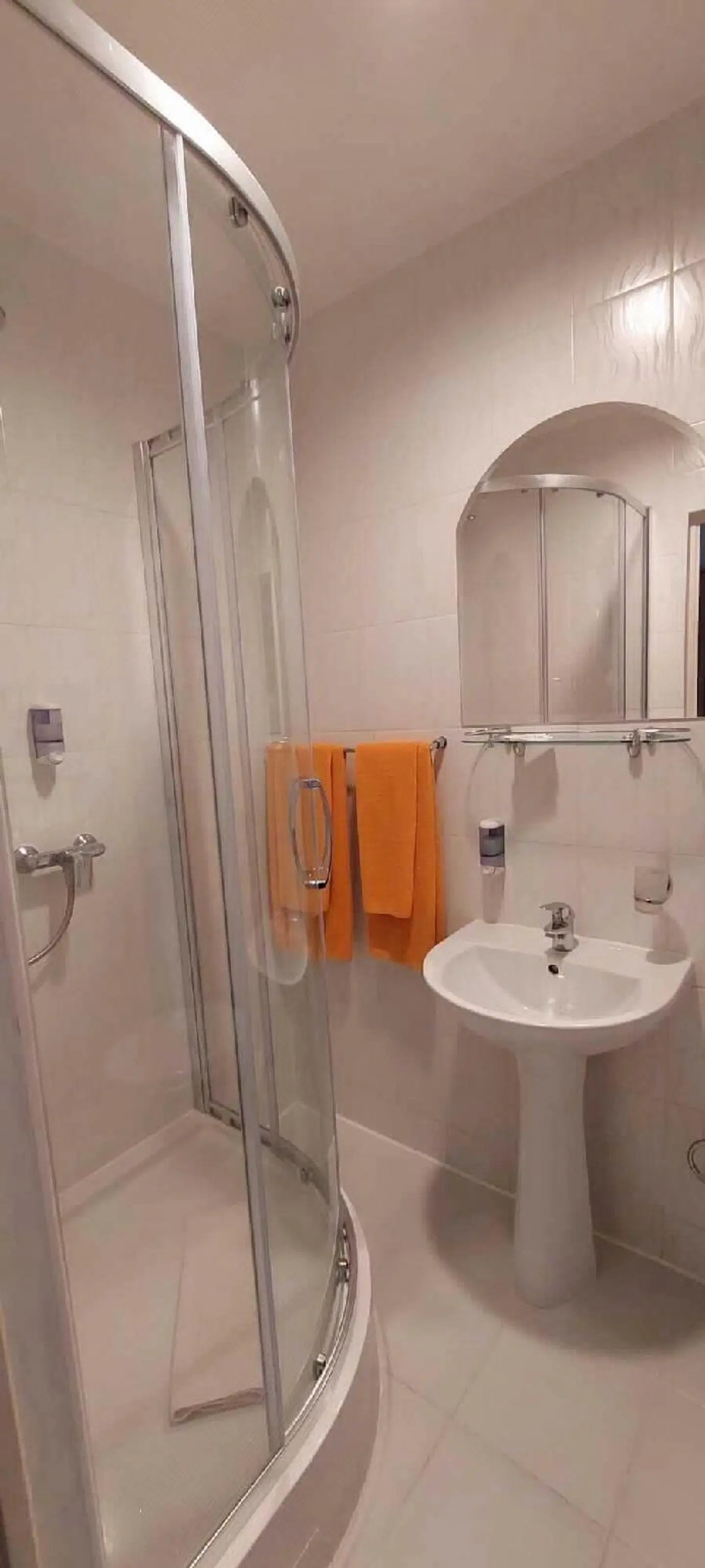 Sky High Hotel Airport Badezimmer