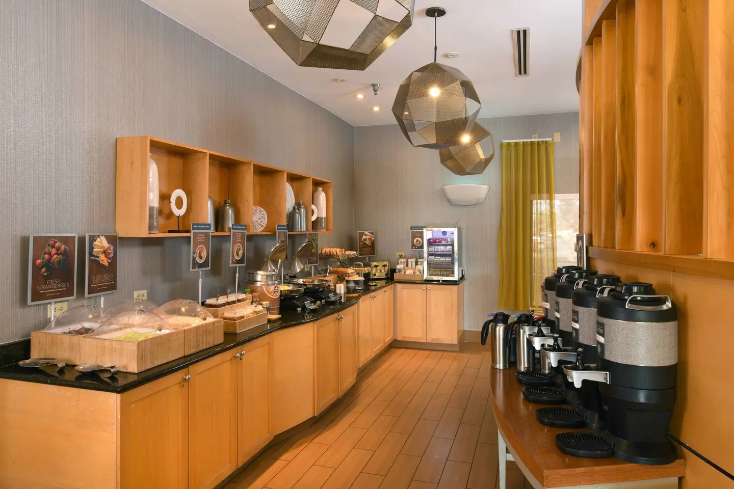SpringHill Suites by Marriott Des Moines West Bar