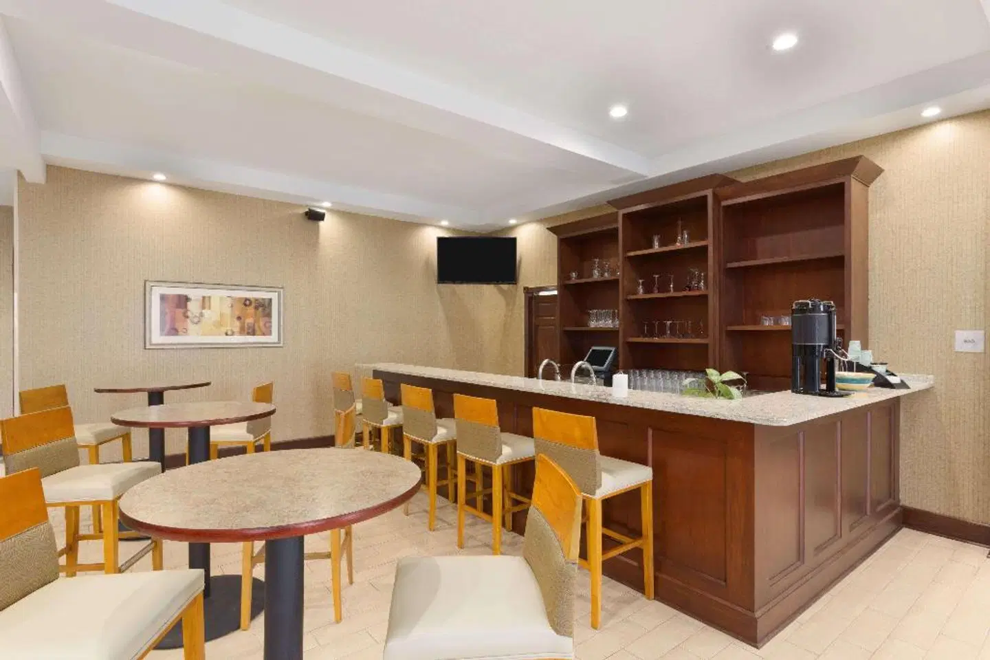 Wyndham Garden Grand Rapids Airport Bar