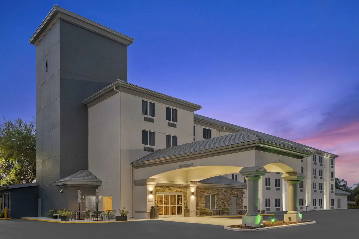 Spark by Hilton Orlando near SeaWorld EXTERIOR